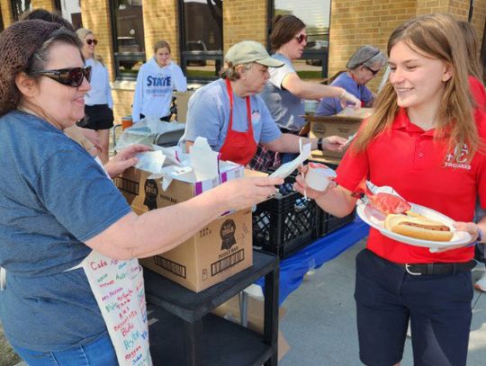 Burbach dishes up final meal for Holy Trinity Elementary students