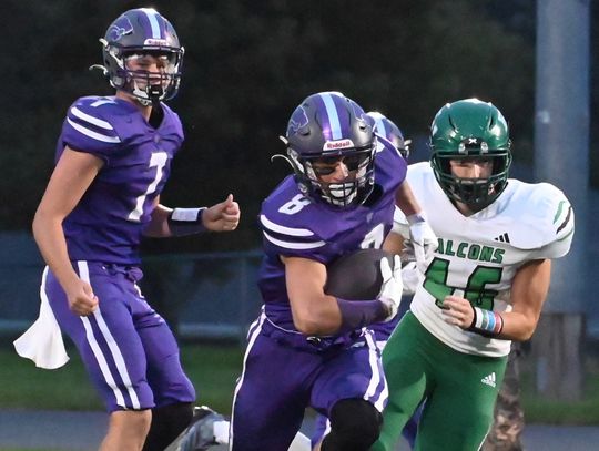 HARTINGTON — Hartington-Newcastle wasted little time taking control of its Homecoming game