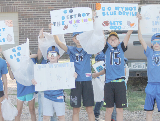 Wynot students cheer on the parade.