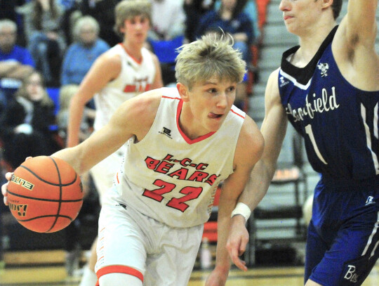 Laurel-Concord-Coleridge’s Gibson Roberts works to get around Wiley Ziegler of Bloomfield during Lewis and Clark basketball action last Tuesday night in Laurel. Darin Epperly | Laurel Advocate