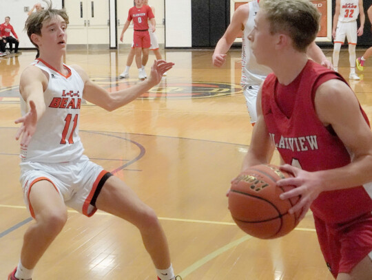 LCC’s Landen Leonard tries to keep a foe from pushing the ball into the paint during recent action. Shana Erwin | for the Laurel Advocate